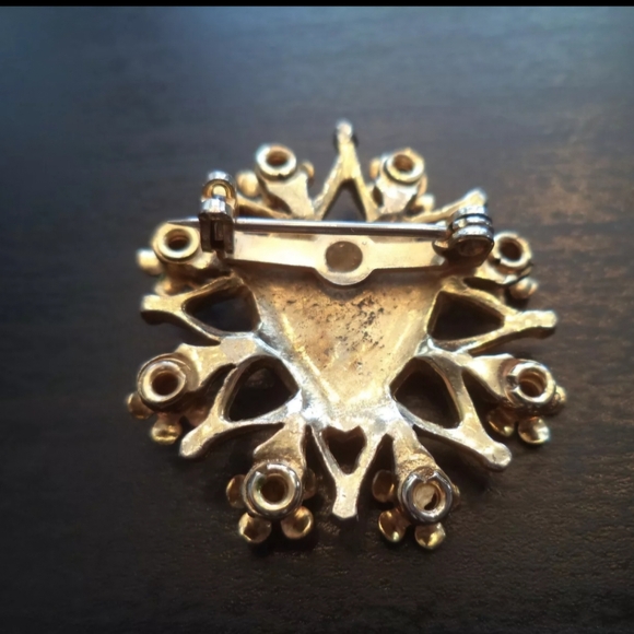 VINTAGE 1940'S ESTATE RHINESTONE ENAMELED FLOWER GUILLOCHE 1 1/8" BROOCH - Picture 2 of 2